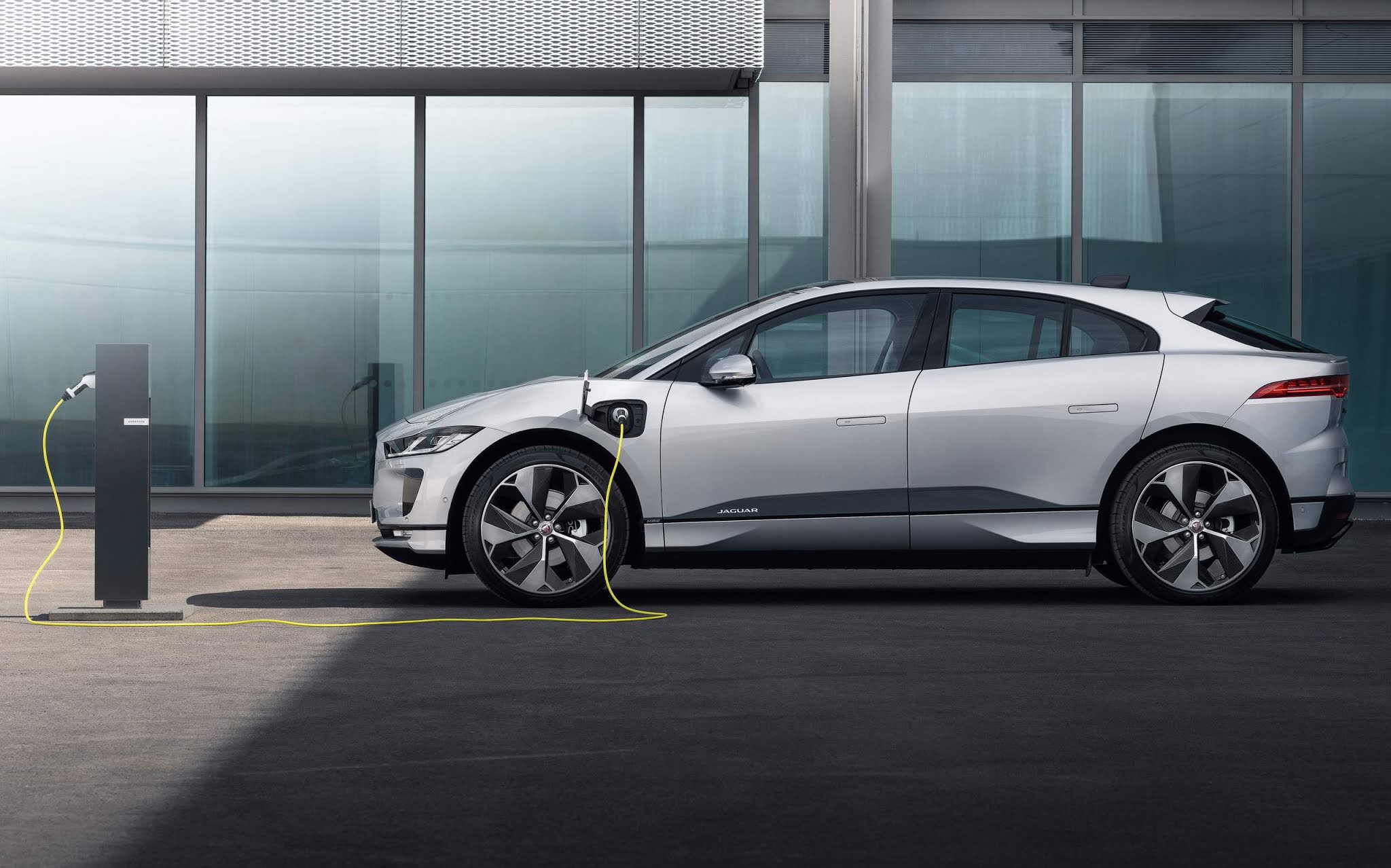 Jaguar I Pace 2021 ganha carregador de 11 Kw no Brasil pre o